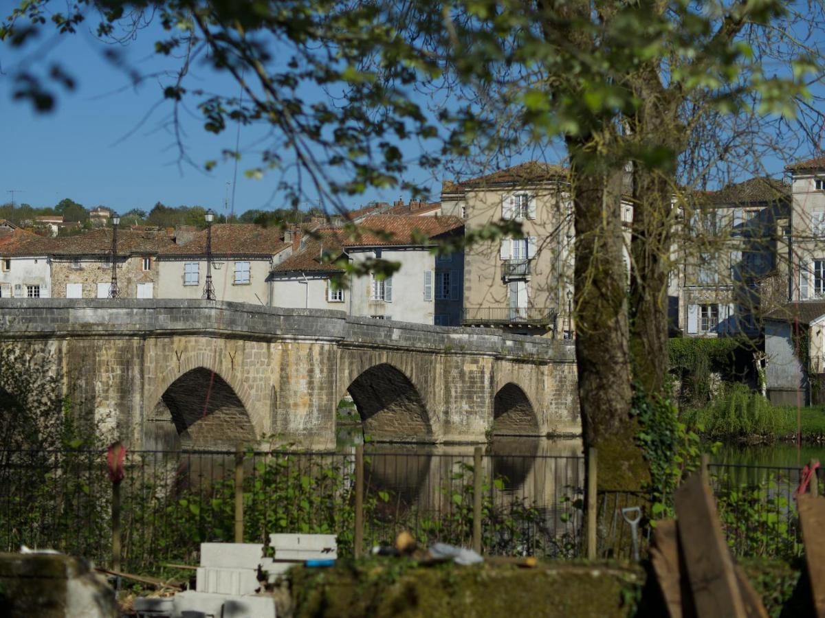 Pont Vieux Chambres Et Gites Confolens Exterior photo